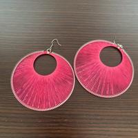 Orecchini rotondi filo intrecciato e perline rosa