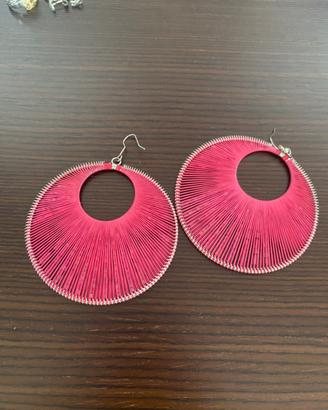 Orecchini rotondi filo intrecciato e perline rosa