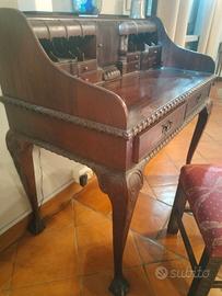Scrivania con angoli segreti