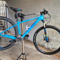 bici mtb Cube C62 in Carbonio celeste