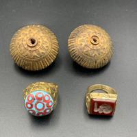 2 anelli vintage e 2 perline vintage.