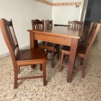 Tavolo in legno massello con sei sedie