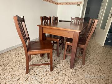Tavolo in legno massello con sei sedie