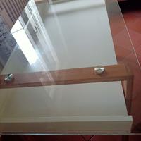 Scrivania base in legno e piano in vetro