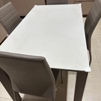 tavolo in vetro ceramica con 4 sedie in ecopelle
