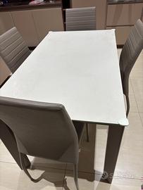 tavolo in vetro ceramica con 4 sedie in ecopelle