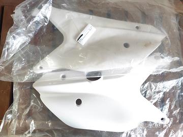 TM MOTO  4T 2022 SET LATERALE PORTA NUMERO  MY22