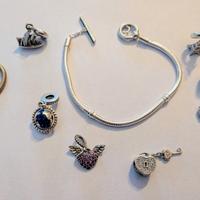 Bracciale e charmes Pandora in argento