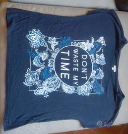 T-shirt blu con stampa
