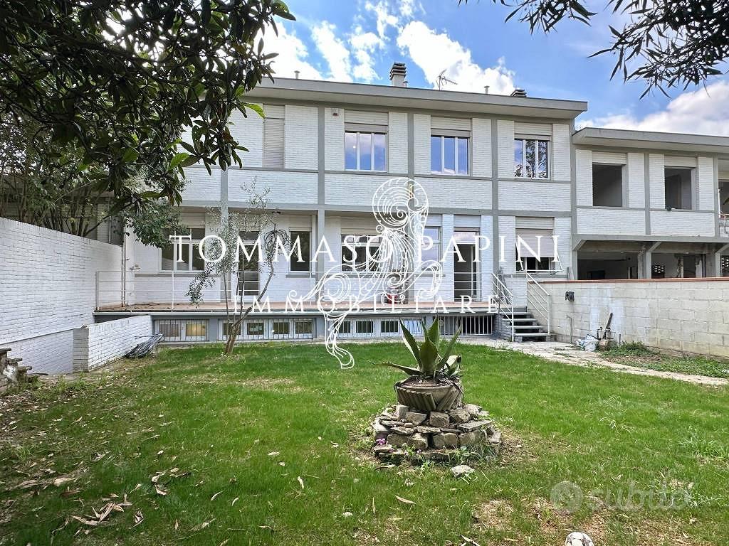 Casa indipendente di 350 m² con più di 5 locali a