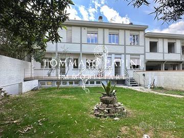 Casa indipendente di 350 m² con più di 5 locali a 