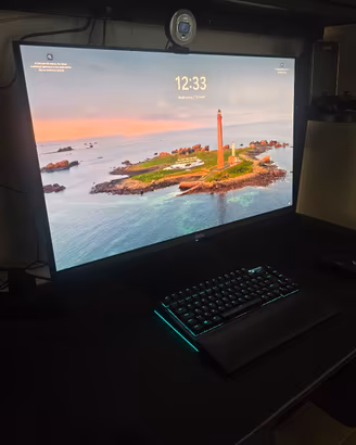 OLED 4k 240hz 31.5" MSI gaming monitor, true black