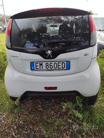 Peugeot ion elettrica incidentata