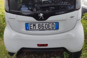 Peugeot ion elettrica incidentata
