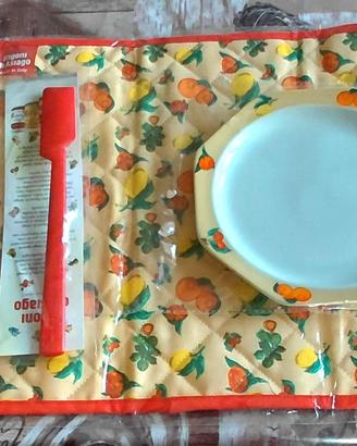 Set da tavola con piattino, tovaglietta e spalmino