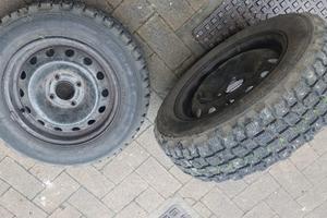 Gomme chiodate con cerchi