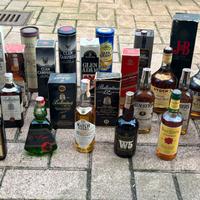 Stock di 34 bottiglie di Whisky e Liquori