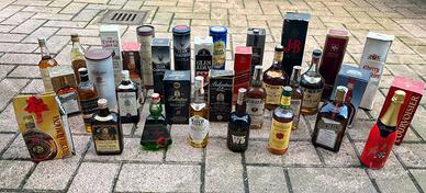 Stock di 34 bottiglie di Whisky e Liquori