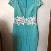 Tubino con ricamo bianco floreale