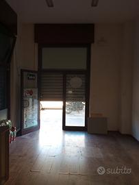 Locale commerciale ampio spazio esterno