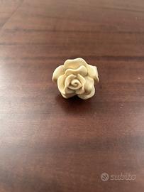 Anello color panna di resina