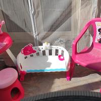 Specchiera, culla e due sedie