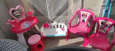 Specchiera, culla e due sedie