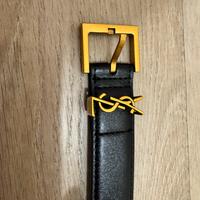 Cintura con logo dorato