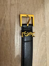 Cintura con logo dorato