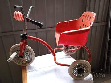Triciclo a pedali