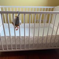 Lettino con materasso e paracolpi