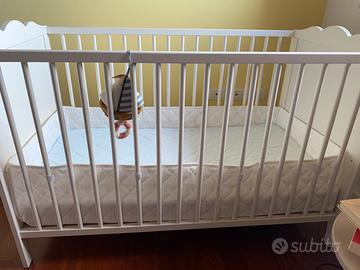 Lettino con materasso e paracolpi