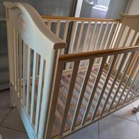 Lettino in legno per bambini