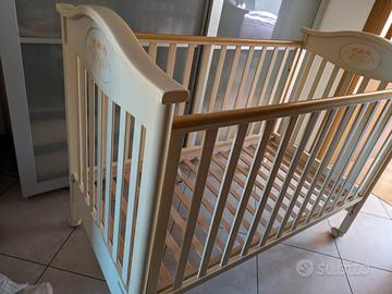 Lettino in legno per bambini