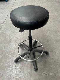 Sgabello da lavoro in pelle nera