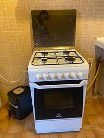 Cucina a gas Indesit- fornelli OKforno da riparare