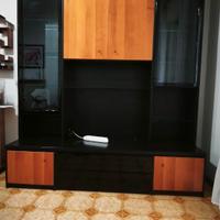 Mobile soggiorno più tavolo con sedie.