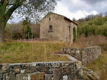 Rustico di 82 metri quadrati + 5000 m² di terreno