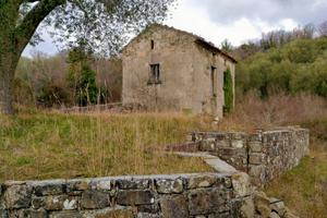 Rustico di 82 metri quadrati + 5000 m² di terreno