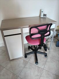 scrivania con sedia scorrevole 