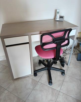 scrivania con sedia scorrevole 