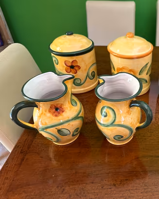DUE BARATTOLI PIU 2 BROCCHE IN CERAMICA PREGIATA