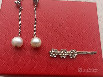 orecchini in argento e fermacapelli in strass