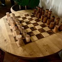 Tavolo da scacchi e caffè