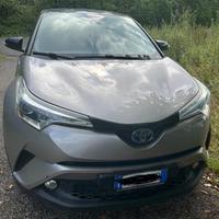 Toyota chr hybrid grigia