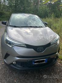 Toyota chr hybrid grigia