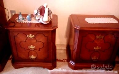 Coppia di comodini in legno