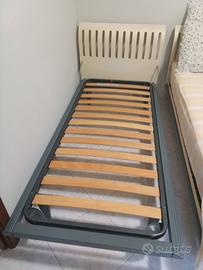 Letto singolo con rete a doghe e testiera
