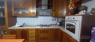 cucina per 500euro completa di tavolo e 6 se