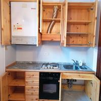 Cucina in abete su misura completa.